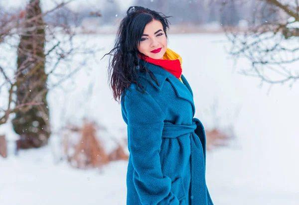 Begreppet Vinterlov Arabiska Kvinna Snygg Look Snöig Dag Utanför Kvinna — Stockfoto