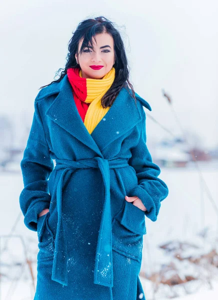Koncepcja Ferii Zimowych Arabska Kobieta Stylowym Spojrzeniu Śnieżny Dzień Zewnątrz — Zdjęcie stockowe