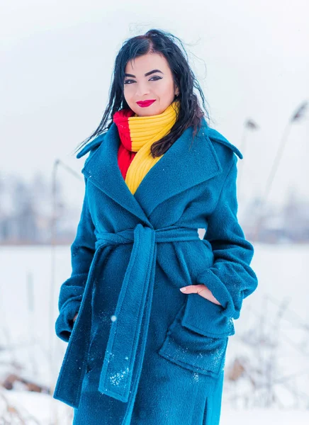 Conceito Férias Inverno Mulher Árabe Olhar Elegante Dia Nevado Fora — Fotografia de Stock