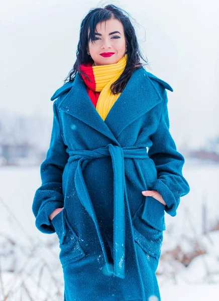 Conceito Férias Inverno Mulher Árabe Olhar Elegante Dia Nevado Fora — Fotografia de Stock