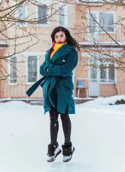 Concetto Vacanze Invernali Donna Araba Occhiata Elegante Giorno Nevoso Fuori — Foto Stock