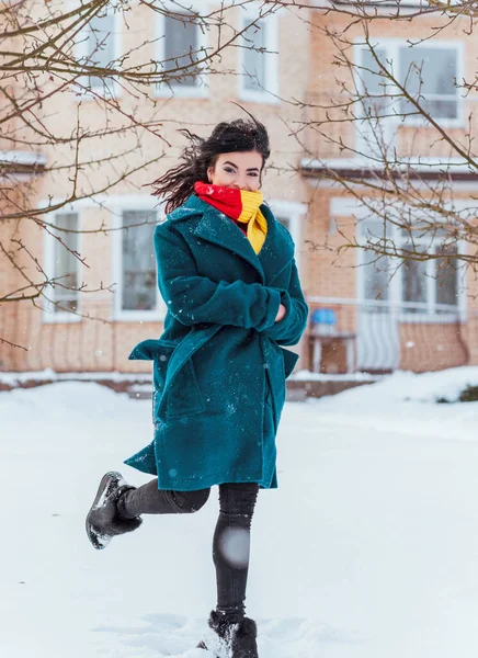 Koncepcja Ferii Zimowych Arabska Kobieta Stylowym Spojrzeniu Śnieżny Dzień Zewnątrz — Zdjęcie stockowe