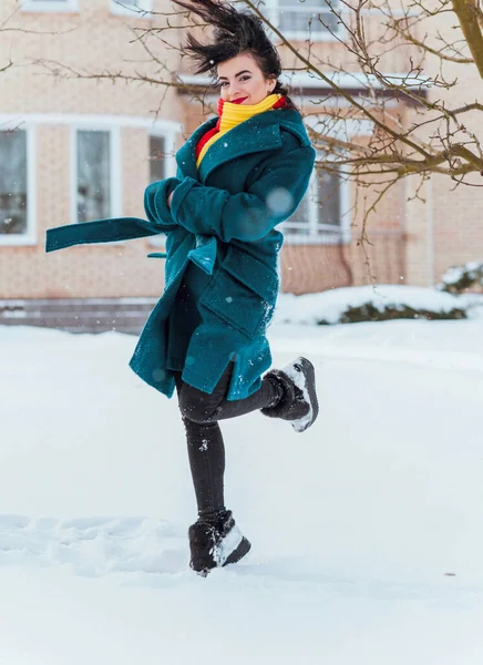 Концепция Зимнего Отдыха Арабская Женщина Стильном Взгляде Снежный День Улице — стоковое фото