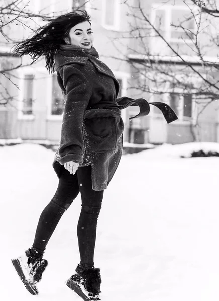 Conceito Férias Inverno Mulher Árabe Olhar Elegante Dia Nevado Fora — Fotografia de Stock