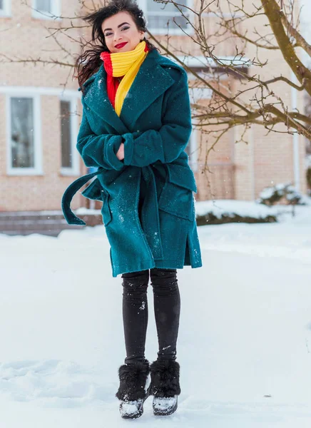 Conceito Férias Inverno Mulher Árabe Olhar Elegante Dia Nevado Fora — Fotografia de Stock