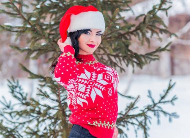 Arap Noel Baba kızı kış tatilinde, kırmızı kostümlü kız Noel tatilinde mutlu kadın kış karlı gününde eğleniyor, pozitif ruh hali kavramı