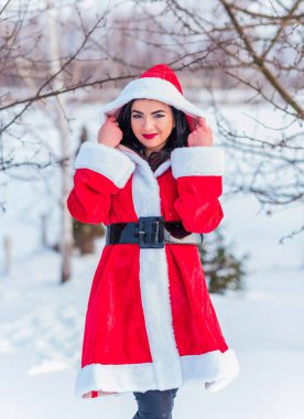 Arap Noel Baba kızı kış tatilinde, kırmızı kostümlü kız Noel tatilinde mutlu kadın kış karlı gününde eğleniyor, pozitif ruh hali kavramı