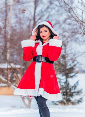 Arap Noel Baba kızı kış tatilinde, kırmızı kostümlü kız Noel tatilinde mutlu kadın kış karlı gününde eğleniyor, pozitif ruh hali kavramı