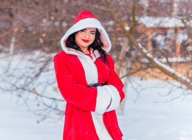 Arap Noel Baba kızı kış tatilinde, kırmızı kostümlü kız Noel tatilinde mutlu kadın kış karlı gününde eğleniyor, pozitif ruh hali kavramı