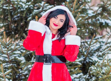 Arap Noel Baba kızı kış tatilinde, kırmızı kostümlü kız Noel tatilinde mutlu kadın kış karlı gününde eğleniyor, pozitif ruh hali kavramı