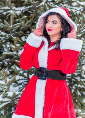 Arap Noel Baba kızı kış tatilinde, kırmızı kostümlü kız Noel tatilinde mutlu kadın kış karlı gününde eğleniyor, pozitif ruh hali kavramı