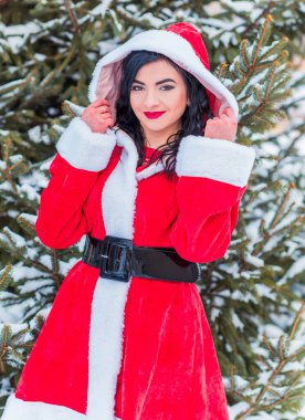 Arap Noel Baba kızı kış tatilinde, kırmızı kostümlü kız Noel tatilinde mutlu kadın kış karlı gününde eğleniyor, pozitif ruh hali kavramı