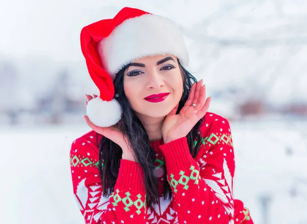 Arab Mikulás Lány Téli Szünetben Lány Piros Jelmezben Boldog Karácsonykor — Stock Fotó
