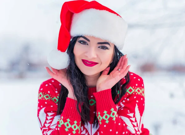 冬の休日のアラビア語サンタの女の子 赤い衣装の女の子クリスマス休暇で幸せな女性は冬の雪の日で楽しみを持っています 肯定的な気分の概念 — ストック写真