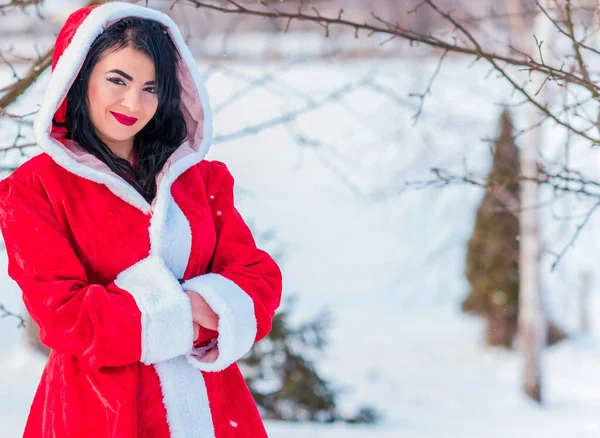 Арабская Санта Девочка Зимних Праздниках Девушка Красном Костюме Счастливая Женщина — стоковое фото