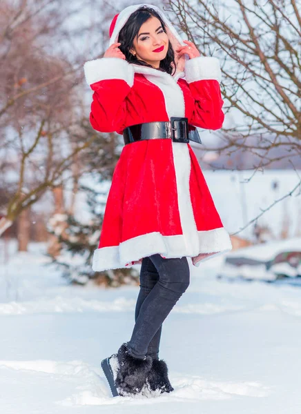 冬の休日のアラビア語サンタの女の子 赤い衣装の女の子クリスマス休暇で幸せな女性は冬の雪の日で楽しみを持っています 肯定的な気分の概念 — ストック写真