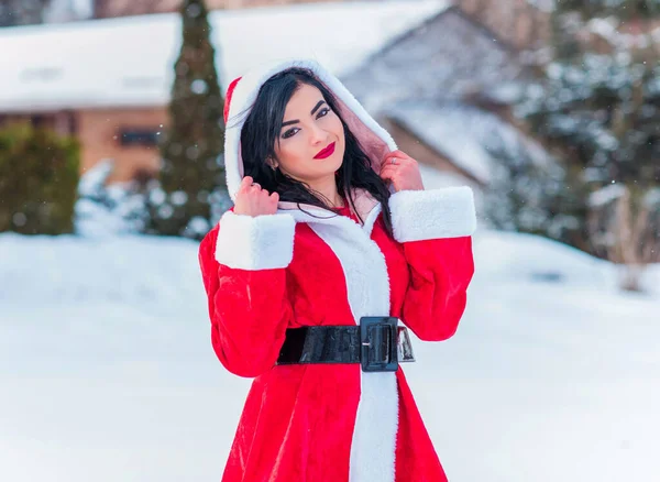 Arab Mikulás Lány Téli Szünetben Lány Piros Jelmezben Boldog Karácsonykor — Stock Fotó
