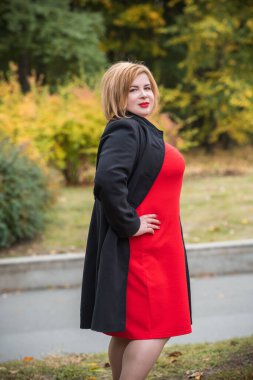 Klasik görünümlü orta yaşlı kadın parka bakıyor, tombul bayanlar için şık bir tarz. Olgun moda artı boyut kadın, orta yaşlı kadın yaşam tarzı kavramı.