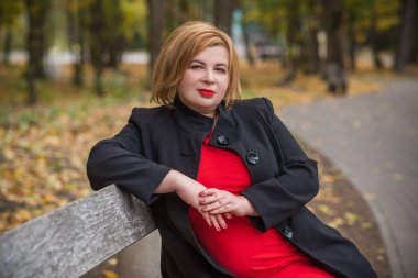 Klasik görünümlü orta yaşlı kadın parka bakıyor, tombul bayanlar için şık bir tarz. Olgun moda artı boyut kadın, orta yaşlı kadın yaşam tarzı kavramı.