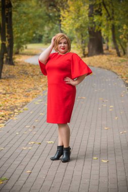 Klasik görünümlü orta yaşlı kadın parka bakıyor, tombul bayanlar için şık bir tarz. Olgun moda artı boyut kadın, orta yaşlı kadın yaşam tarzı kavramı.