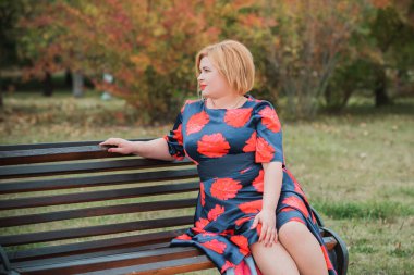 Klasik görünümlü orta yaşlı kadın parka bakıyor, tombul bayanlar için şık bir tarz. Olgun moda artı boyut kadın, orta yaşlı kadın yaşam tarzı kavramı.