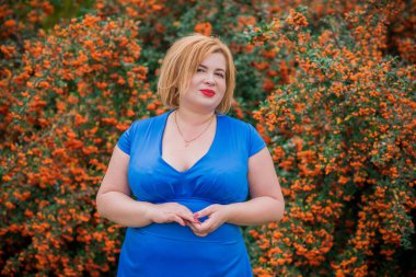 Klasik görünümlü orta yaşlı kadın parka bakıyor, tombul bayanlar için şık bir tarz. Olgun moda artı boyut kadın, orta yaşlı kadın yaşam tarzı kavramı.