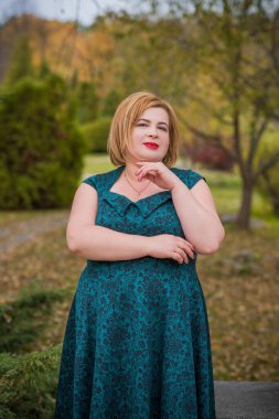 Klasik görünümlü orta yaşlı kadın parka bakıyor, tombul bayanlar için şık bir tarz. Olgun moda artı boyut kadın, orta yaşlı kadın yaşam tarzı kavramı.