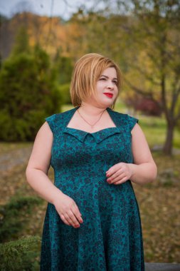 Klasik görünümlü orta yaşlı kadın parka bakıyor, tombul bayanlar için şık bir tarz. Olgun moda artı boyut kadın, orta yaşlı kadın yaşam tarzı kavramı.