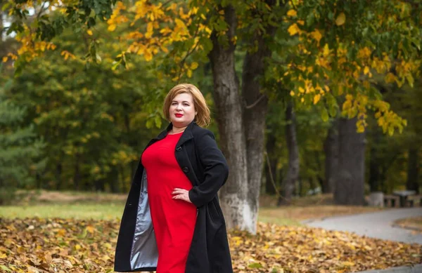 Mujer Mediana Edad Mirada Clásica Parque Estilo Moda Para Las — Foto de Stock