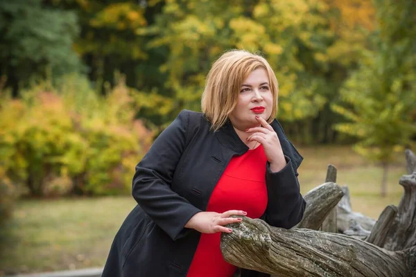 Mujer Mediana Edad Mirada Clásica Parque Estilo Moda Para Las —  Fotos de Stock