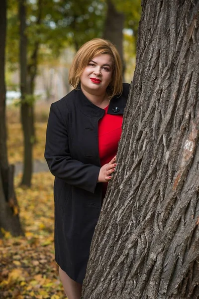 Mulher Meia Idade Olhada Clássica Parque Estilo Moda Senhoras Gordas — Fotografia de Stock