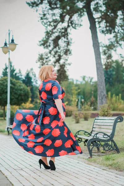 Mujer Mediana Edad Mirada Clásica Parque Estilo Moda Para Las — Foto de Stock