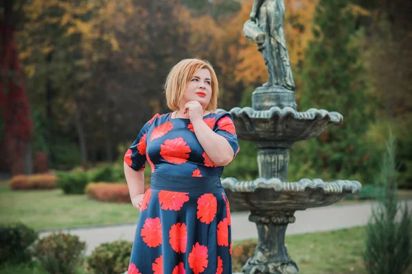 Mulher Meia Idade Olhada Clássica Parque Estilo Moda Senhoras Gordas — Fotografia de Stock