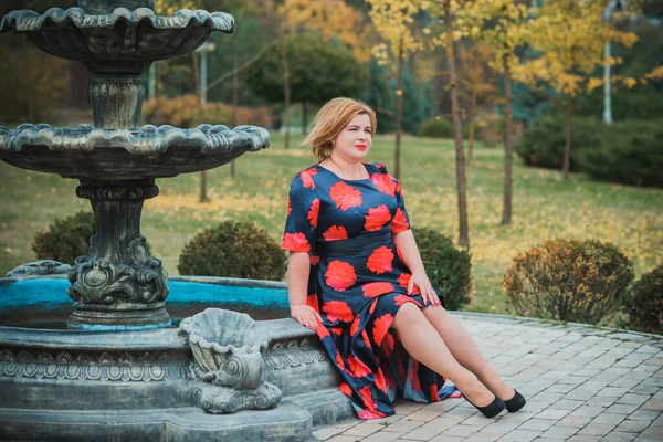 Middle Age Woman Classical Look Park Fashionable Style Plump Ladies — Stock Photo, Image