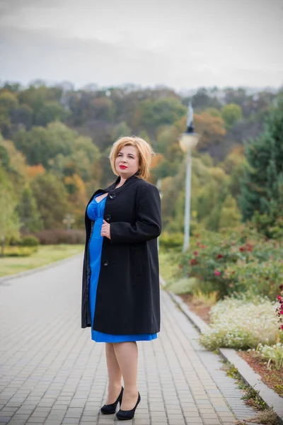 Mujer Mediana Edad Mirada Clásica Parque Estilo Moda Para Las — Foto de Stock