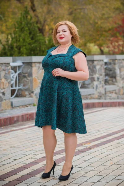 Mujer Mediana Edad Mirada Clásica Parque Estilo Moda Para Las — Foto de Stock