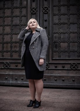 Büyük kadınlar için moda anlayışı. Büyük şehir yaşamındaki modern kadınların yaşam tarzı. Hanımlar için fikirler. Güzel bir genç kadının hayatı XXI boyutunda