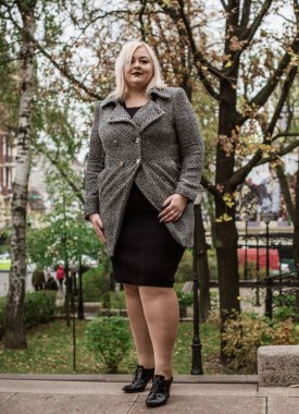 Büyük kadınlar için moda anlayışı. Büyük şehir yaşamındaki modern kadınların yaşam tarzı. Hanımlar için fikirler. Güzel bir genç kadının hayatı XXI boyutunda