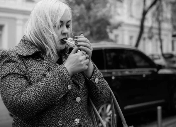 Pretty Big European Girl Overweight Smokes Outdoor Problems Smoking Women — Stock Photo, Image