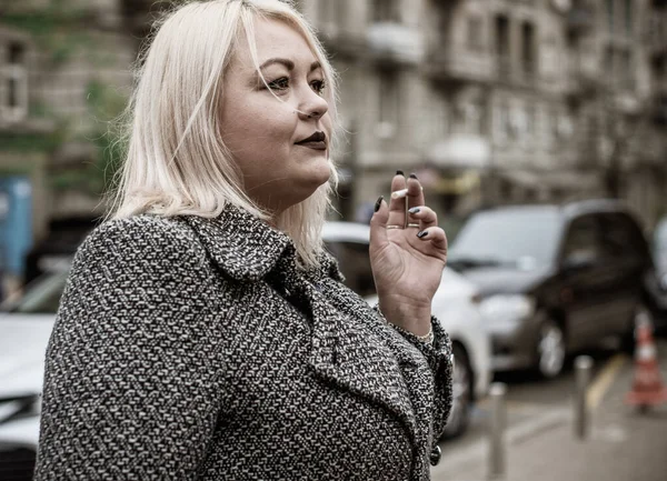 Uma Garota Europeia Muito Grande Com Excesso Peso Fuma Livre — Fotografia de Stock