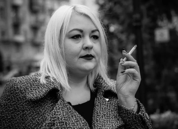Ein Ziemlich Großes Europäisches Mädchen Mit Übergewicht Raucht Freien Probleme — Stockfoto