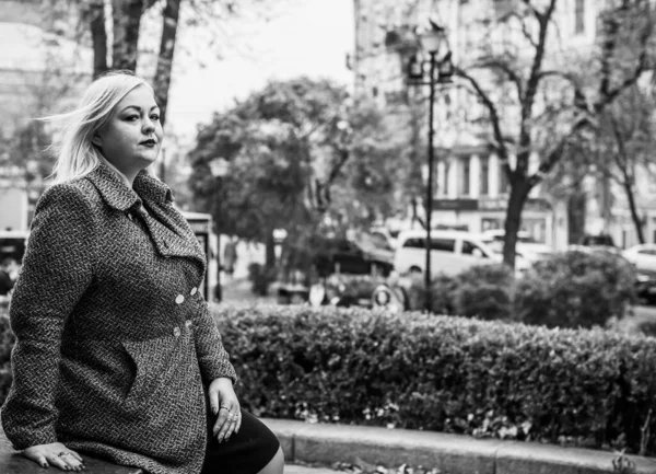 Büyük Kadınlar Için Moda Anlayışı Büyük Şehir Yaşamındaki Modern Kadınların — Stok fotoğraf