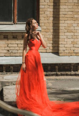 Akşam elbisesi konsepti, şık bir tarz. Kırmızı elbiseli kadın. Hanımlar için kıyafetler, ilham. 