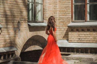 Akşam elbisesi konsepti, şık bir tarz. Kırmızı elbiseli kadın. Hanımlar için kıyafetler, ilham. 