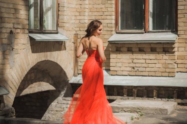 Akşam elbisesi konsepti, şık bir tarz. Kırmızı elbiseli kadın. Hanımlar için kıyafetler, ilham. 