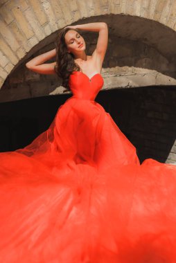 Akşam elbisesi konsepti, şık bir tarz. Kırmızı elbiseli kadın. Hanımlar için kıyafetler, ilham. 