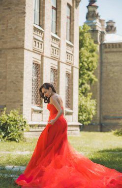 Akşam elbisesi konsepti, şık bir tarz. Kırmızı elbiseli kadın. Hanımlar için kıyafetler, ilham. 