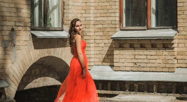 Conceito Vestidos Noite Estilo Elegante Fantasia Mulher Vestido Vermelho Noite — Fotografia de Stock