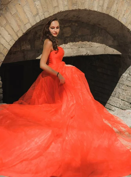 Akşam Elbisesi Konsepti Şık Bir Tarz Kırmızı Elbiseli Kadın Hanımlar — Stok fotoğraf