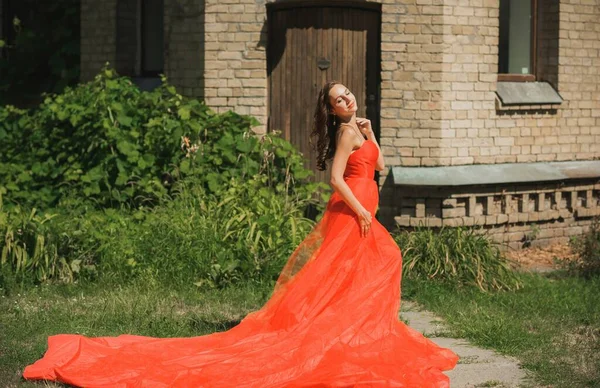 Conceito Vestidos Noite Estilo Elegante Fantasia Mulher Vestido Vermelho Noite — Fotografia de Stock